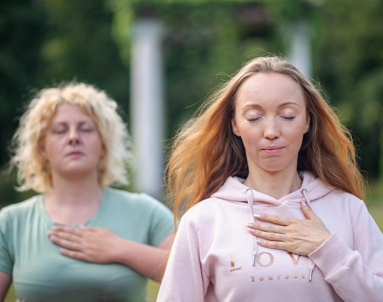 Finde Ruhe und Entspannung beim Achtsamkeitstraining, Meditation und Waldbaden.